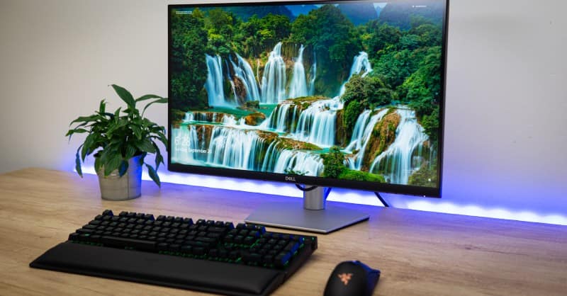 بررسی مانیتور Dell S2721QS طراحی و ساخت Dell S2721QS از پلاستیک مقاوم و باکیفیت ساخته شده است. این مانیتور دارای ابعاد 616x483x234 میلیمتر و وزن 5.7 کیلوگرم است. Dell S2721QS دارای پایه نگهدارنده قابل تنظیم است که به کاربران امکان میدهد تا زاویه و ارتفاع مانیتور را به دلخواه تنظیم کنند. این مانیتور همچنین دارای پورتهای DisplayPort، HDMI و USB-C است. کیفیت تصویر Dell S2721QS دارای پنل IPS با رزولوشن 2560x1440 است. این پنل تصاویری با کیفیت بالا و دقت رنگ بالا را ارائه میدهد. Dell S2721QS دارای پوشش 100% sRGB و 99% Adobe RGB است. این بدان معناست که این مانیتور میتواند طیف وسیعی از رنگها را به نمایش بگذارد که برای کاربران حرفهای مناسب است. Dell S2721QS دارای روشنایی 350 نیت و کنتراست 1000:1 است. این مشخصات برای استفاده در محیطهای روشن مناسب هستند. عملکرد Dell S2721QS دارای رفرشریت 75 هرتز است که برای گیمینگ مناسب است. این مانیتور همچنین دارای فناوری AMD FreeSync است که به کاهش تاری حرکت و روانتر شدن تصاویر در بازیها کمک میکند. Dell S2721QS دارای زمان پاسخگویی 5 میلیثانیه است که برای گیمینگ رقابتی مناسب نیست. Dell S2721QS یک مانیتور 27 اینچی است که با کیفیت تصویر بالا، برای کاربران حرفهای و گیمرها مناسب است. این مانیتور دارای پنل IPS با رزولوشن 2560x1440 است که تصاویری با کیفیت بالا و دقت رنگ بالا را ارائه میدهد.